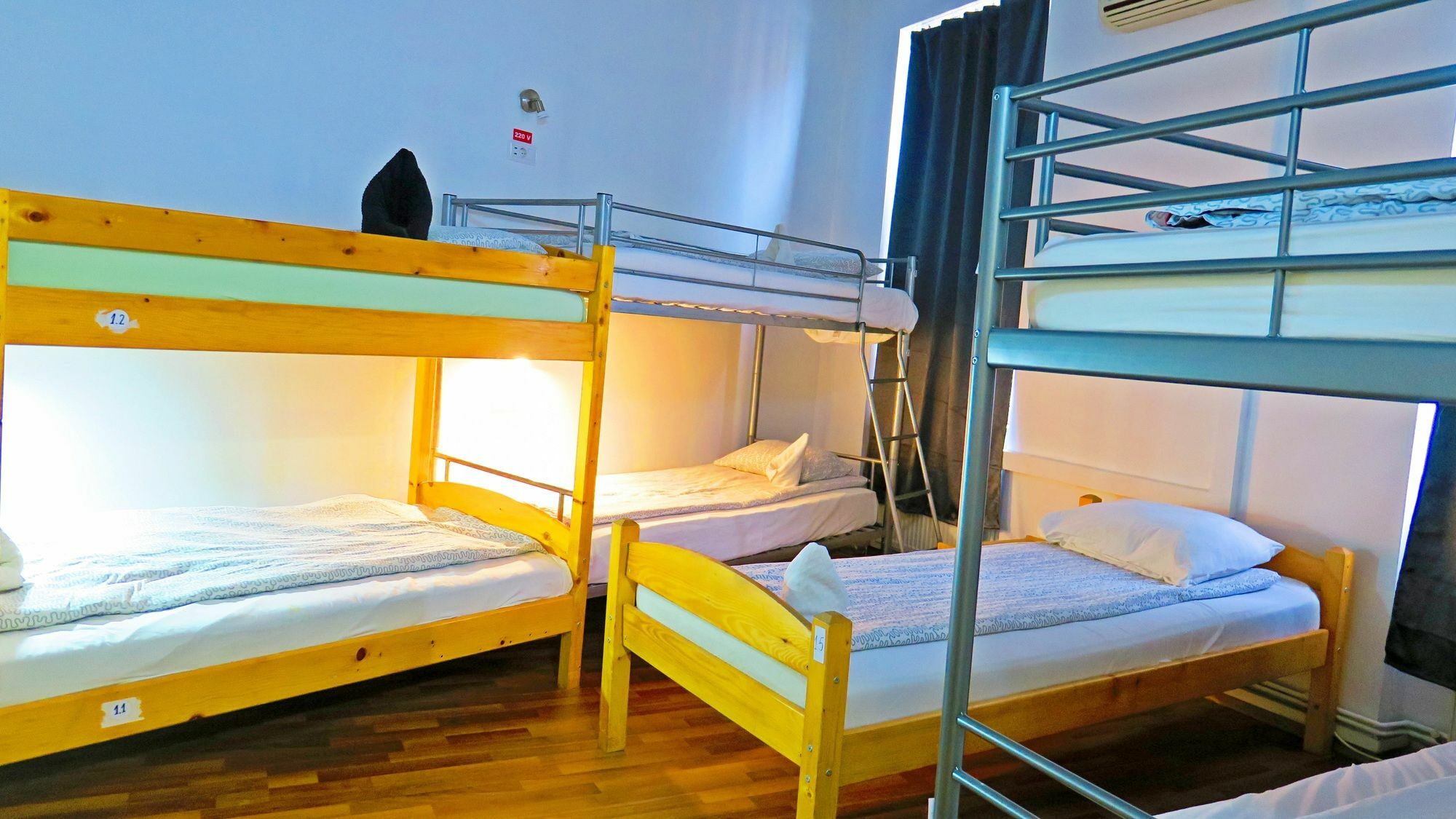 The Evil Clown Hostel Braşov Extérieur photo
