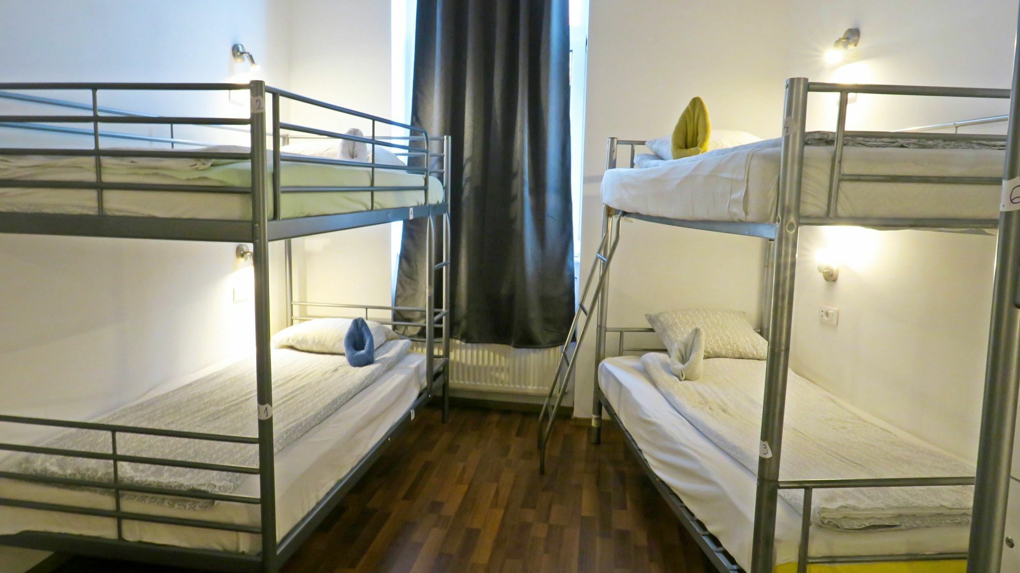 The Evil Clown Hostel Braşov Extérieur photo